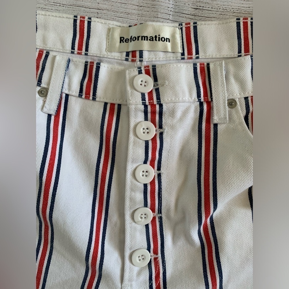 NWT Reformation Charlie White Blue Red Stripes Button Shorts in Size 31 - Picture 3 of 10